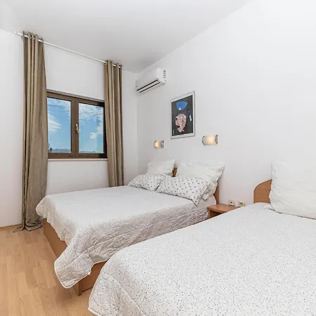 Apartmán Beautiful In Kastel Stafilic With Wifi
